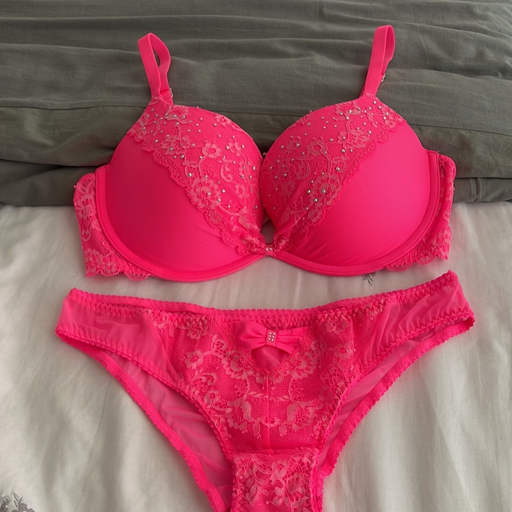Victoria’s Secret very sexy push-up bra set